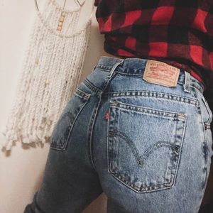 SOLD High Waist Levi’s 550 Relaxed Tapered Jean
